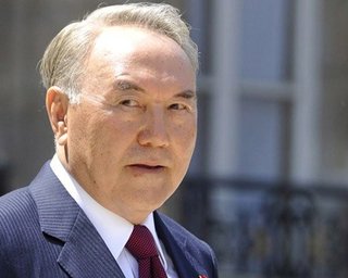 Назарбаев поздравил Порошенко с победой на выборах
