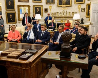 Щедро, але без смаку: стало відомо, що Трамп подарував лідерам ЄС (фото)