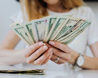 Доллар уже почти по 45 грн: почему ослабевает гривна и стоит ли ожидать нового рекорда