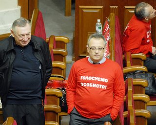 Оппозиция разблокировала президиум Рады. Депутаты заняли свои места