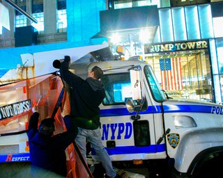 Небоскребы Трампа в Нью-Йорке и Чикаго превратили в крепости, опасаясь погромов