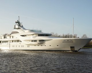 Яхту Путіна ховають від українських дронів: куди її переганяють