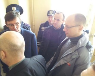 Луценко и Яценюк приехали в больницу к Тимошенко