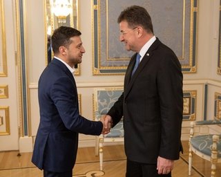 Зеленский обсудил ситуацию на Донбассе с главой ОБСЕ