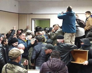 В суде забаррикадировались сторонники Коханивского
