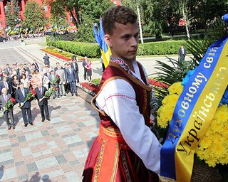 Пенсионерка, отсидевшая за порчу венка Януковича, обратится в суд