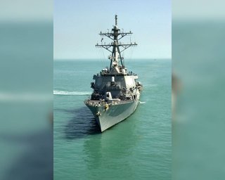 Эсминец ВМС США был атакован ракетами на Ближнем Востоке, — СМИ