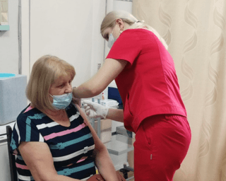 В Черновцах глава ОСББ вакцинировала целый дом (фото)