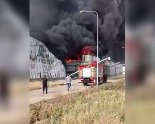 КАБы РФ разрушили одну из крупнейших птицефабрик Европы: вспыхнул масштабный пожар (видео)