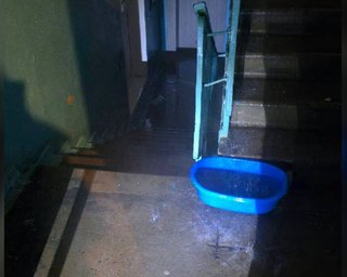 "Вода заливає цілі під'їзди": у різних районах Києва фіксують масові прориви труб (відео)