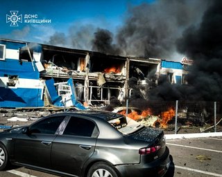 РФ ударила по пищевому предприятию на Киевщине, которое производило продукты для детей: есть погибшие (фото)