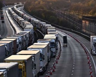 Через протести Польщі на кордоні застрягли "важливі вантажі", які везли в Україну (відео)