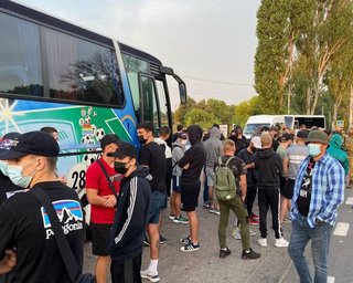 СБУ блокировала автобусы харьковского "Нацкорпуса", ехавшие в Киев для поддержки задержанных (фото)