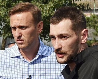 Обыски в квартире Навального закончились задержанием его брата Олега (видео)