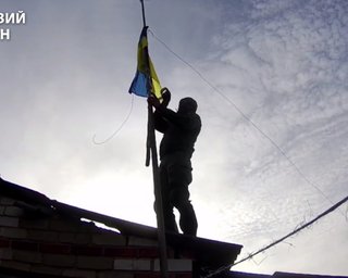 "Ми поруч": прикордонники встановили український прапор у "сірій зоні" на Харківщині (відео)