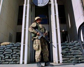 США евакуюють співробітників зі свого посольства в Кабулі, — Reuters