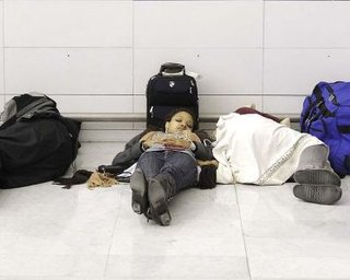 Сотни европейцев встретят Рождество в аэропортах из-за снегопада