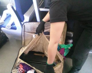 Польские пограничники поймали женщину с 8-летним сыном в чемодане
