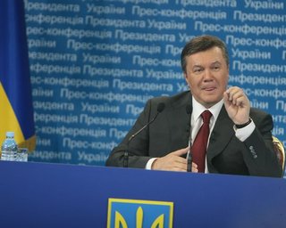 Янукович: Украина требует уважения к себе 