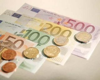 Евро в обменниках продают по 10,83 гривен