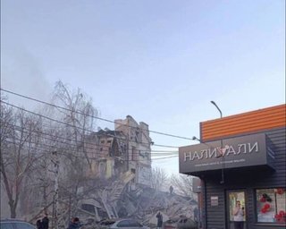 Обвалилися 4 поверхи: ЗС РФ балістикою влучили в житловий будинок в центрі Кривого Рогу
