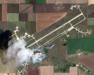 Взрывы в Крыму: появились спутниковые снимки до и после удара по ВС РФ в Октябрьском (фото)