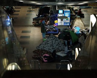 Берите теплые вещи, а не палатки: в метрополитене посоветовали киевлянам, как комфортно переждать тревогу