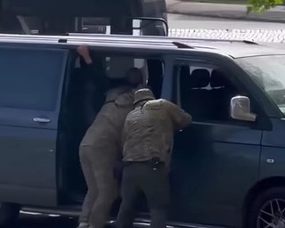 Требовали передать им: в Ровно автомобили "прижали" машину ТЦК, в которой перевозили военнообязанного