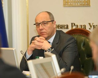 Парубий удивлен тем, что он ходит на работу пешком, а "слуга народа" Зеленский ездит с кортежем