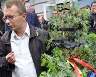 Януковича во Львове встречали яйцами и венком  
