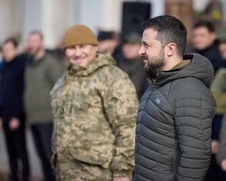 Тепер офіційно: Зеленський у Херсоні взяв участь у піднятті прапора України (відео)