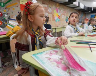 Лишь половина украинских детей за рубежом посещает школу: в УВКБ ООН назвали основные причины