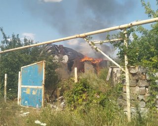 В прифронтовом поселке Зайцево после обстрела боевиков вспыхнул пожар