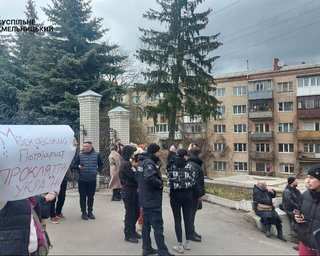Побиття військового у Хмельницькому: до храму прийшли десятки людей, мер вимагає заборони УПЦ МП (відео)