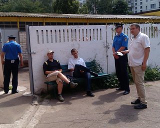 КИУ требует проверить "титушек" в желтых браслетах (фото)