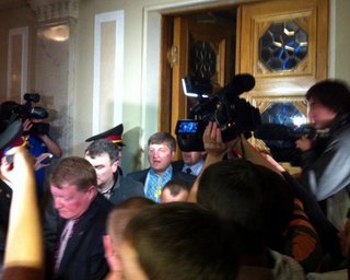 Возле второго входа в Раду свободовцы подрались с милицией, разбито стекло в двери