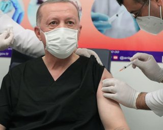 Президенту Турции Эрдогану сделали вторую прививку вакцины от коронавируса