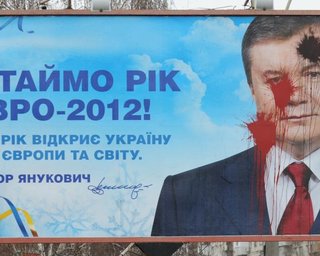Милиция начала допрос журналистов по делу о порче билбордов Януковича, - СМИ