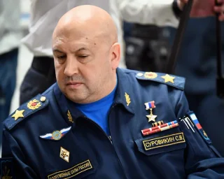 "Не виключаю непростих рішень": Суровікін про подальшу долю Херсона (відео)
