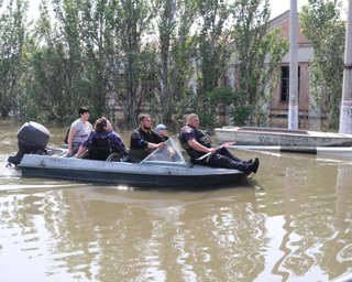 "Стреляют им в спину": оккупанты после подрыва Каховской ГЭС не дают людям эвакуироваться