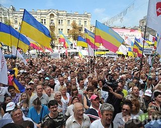 Обвинители Луценко не смогли пробиться в зал суда