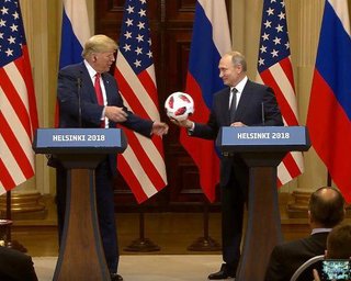 В подаренном Путиным Трампу мяче найден подозрительный чип, - СМИ