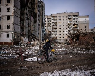 Прямое попадание в здание и много жертв: новые подробности утреннего обстрела Чернигова (видео)