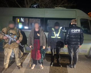 Подорож до Молдови не склалася: під хусткою бабці на кордоні виявився чоловік