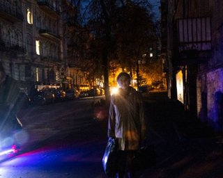 Ракетні удари РФ: по всій Україні вводять екстрені відключення електрики