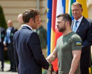 ВС РФ готовят наступление, а союзники Украины обеспокоены планами Кремля, — Bloomberg