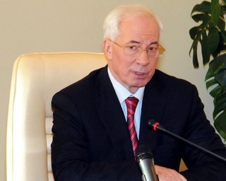 Азаров не теряет надежды удешевить российский газ