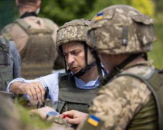 Зеленский приехал на передовую в Луганскую область
