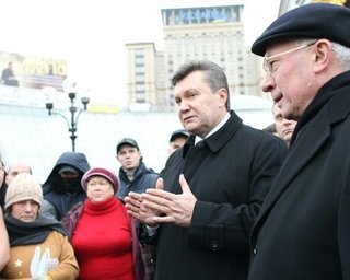 Охрана Азарова сломала камеру журналисту