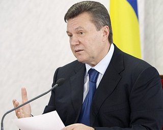 Налоги вперед: Янукович пригрозил Азарову "хирургией" 